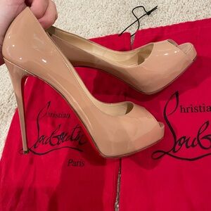 Christian Louboutin Very Privè Patent Leather Pumps Excellent Condition 38